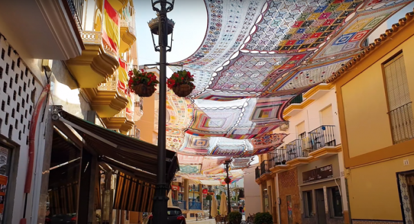 Улица в Алаурин-де-ла-Торре, украшенная вязаными полотнами местных рукодельниц