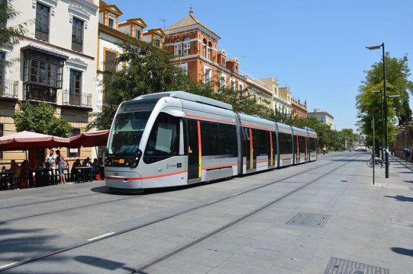 Трамваи в Севилье имеют быстрозарядные аккумуляторы, поэтому электросети вдоль путей не нужны