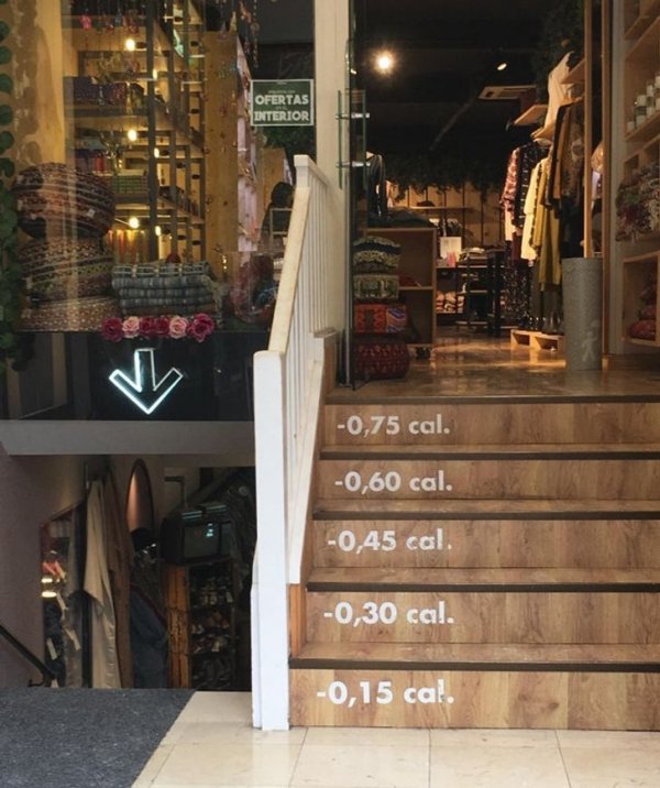 Этот магазин показывает количество калорий, потраченных вами на каждый шаг по лестнице, ведущей в него