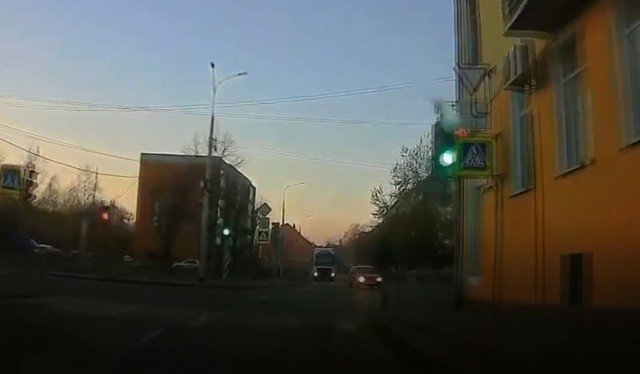 В Калининградской области женщины бросаются на капот автомобилей