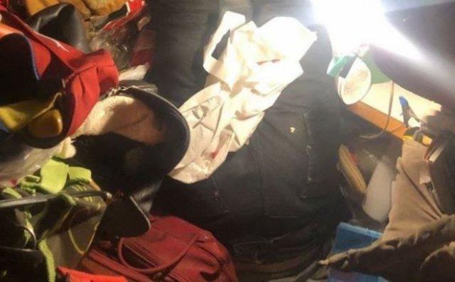 В Москве спасателям пришлось спасать мужчину, которого засыпало мусором в собственной квартире