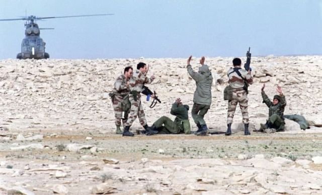 Спецназ Франции берет в плен иракских солдат. Пустыня Ирака. 26 февраля 1991 год. Война в Персидском заливе.