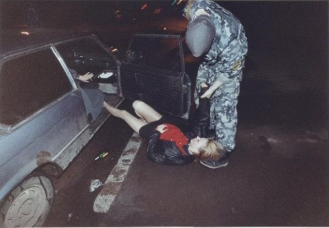 ОМОН борется с проституцией на Тверской, 1996 год, Москва.