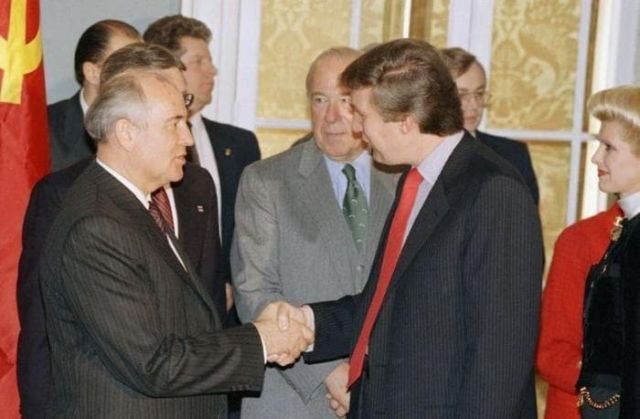 Михаил Горбачев обменивается рукопожатием с Дональдом Трампом перед завтраком в Госдепе США. 1987 год.
