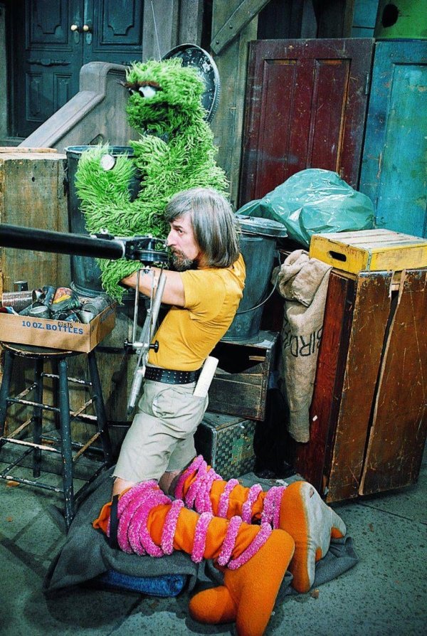 Закадровое фото со съёмок «Улицы Сезам» в 1970-х