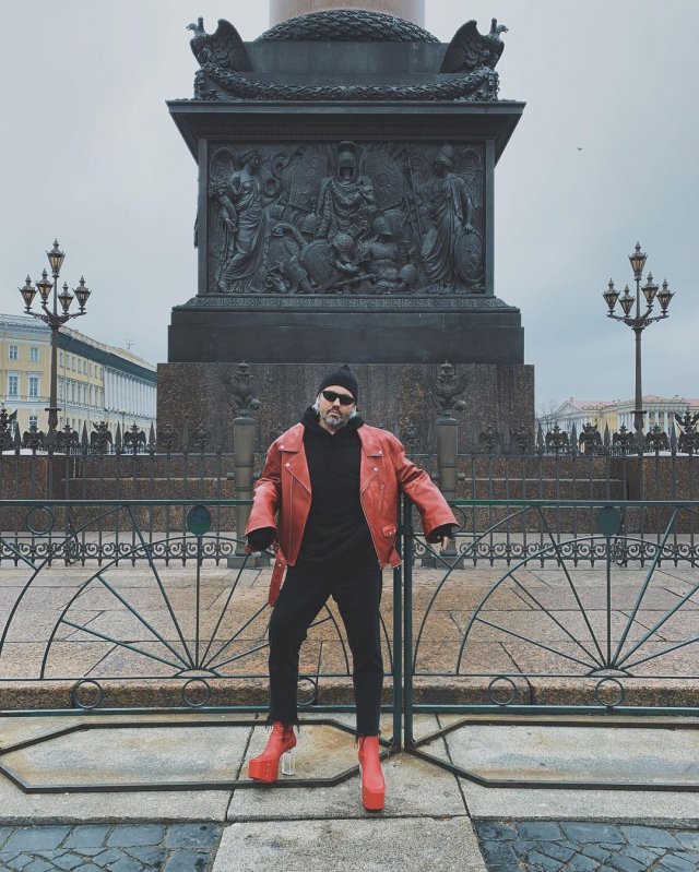 Стилист Александр Рогов гуляет по Петербургу в странной обуви (8 фото)