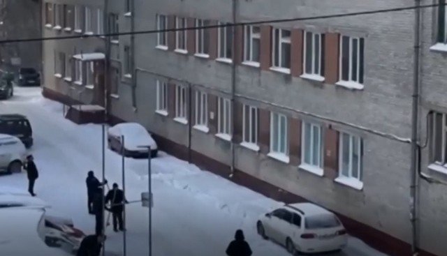 В Томске коммунальщик укрыли машину лопатами, чтобы ее не повредило снегом