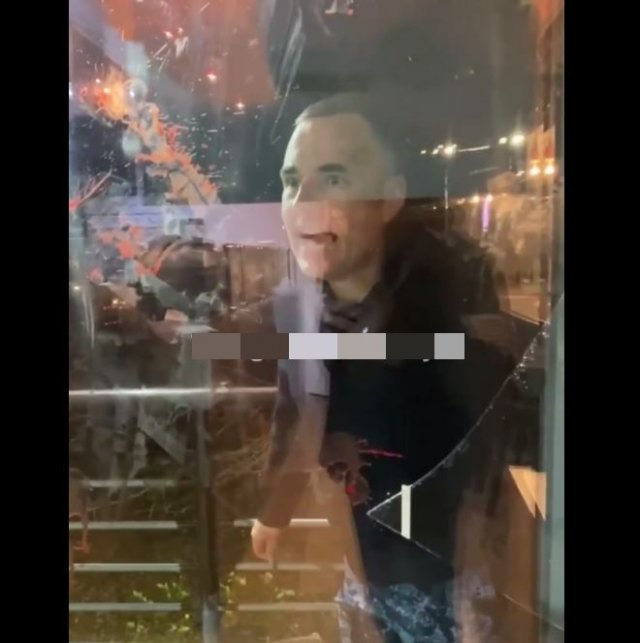Буйный мужик пытается вломиться в суши-бар и разбивает витрину