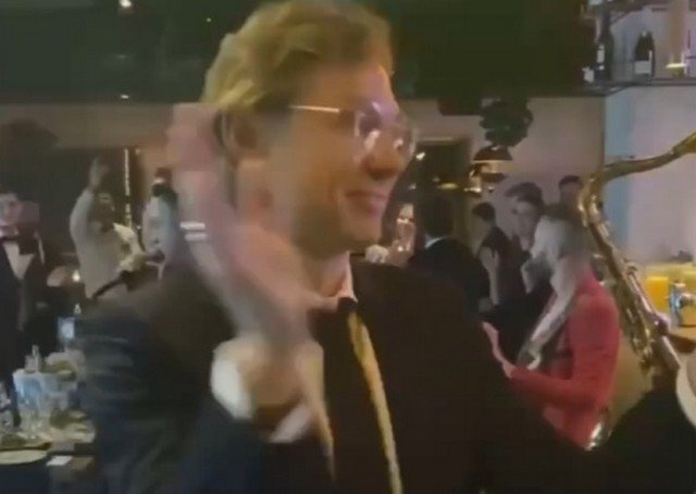 Видео дня: главный тренер сборной России Валерий Карпин танцует под песню, где посылают Артема Дзюбу
