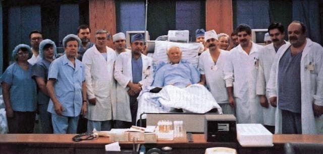 Борис Ельцин в больнице с бригадой врачей-кардиологов после операции на сердце, сделанной ему после напряженной президентской кампании 1996 года.