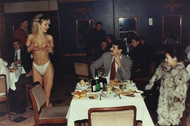 На фотографии изображен коммерсант и валютные путаны в элитном заведении Санкт-Петербурга. 1993г.