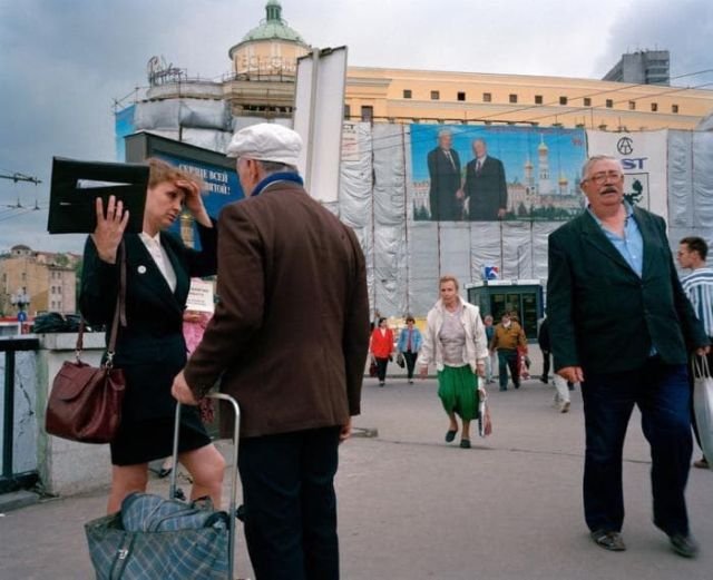 Продавец от компании Herbalife (женщина слева на фотографии) предлагает прохожему средства для похудения, Москва, 1996 год.