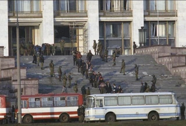Отряд «Альфа» выводит арестованных из здания Белого дома. Политический кризис, Москва, 4 октября 1993 года.