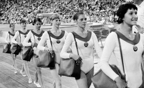 Гимнастки идут на выступление, 1972