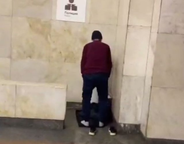 Москвичу не понравилось, что мужчина решил помолиться в метро - и он вызвал полицию