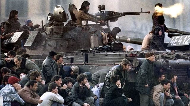 Присоединившийся к демонстрантам румынский танкист обстреливает позиции &quot;секуритате&quot;, Бухарест, Революция в Румынии, 22 декабря 1989 года.