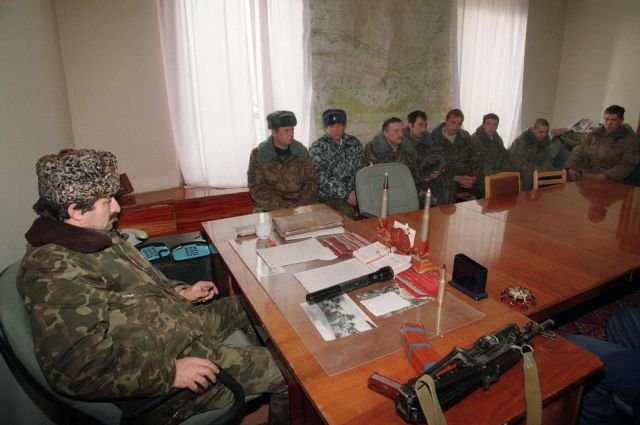 Восемь российских солдат и офицеров, захваченных в течение прошлой ночи, подвергаются допросу чеченским полевым командиром в президентском дворце. Грозный, 12 декабря 1994 года.