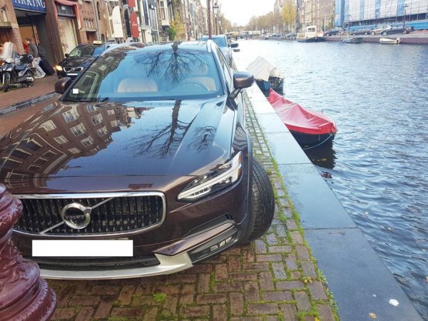 В Амстердаме зачастую нет барьеров между парковками и каналами