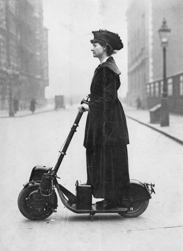 Леди Флоренс Норман на своем мотороллере едет на работу, Лондон, 1916 год