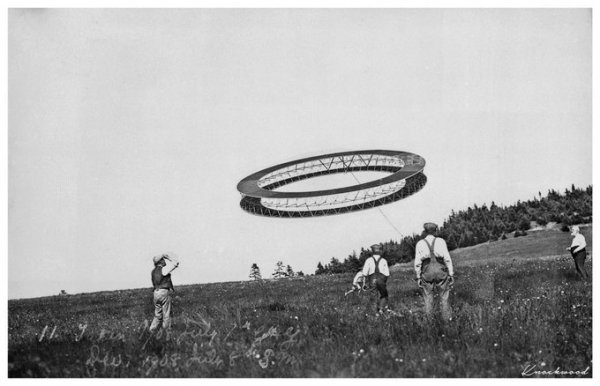 Изобретатель Александр Грэм Белл и его помощники запускают четырёхгранного воздушного змея, 1908 год