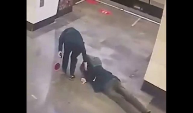 В московском метро женщина ограбила человека, упавшего в обморок