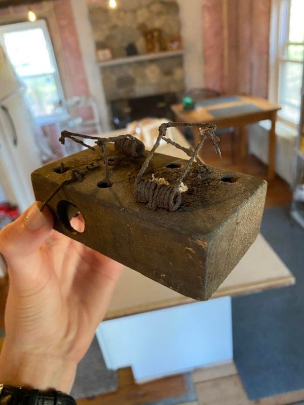 Папа нашёл старую мышеловку на кухне во время ремонта