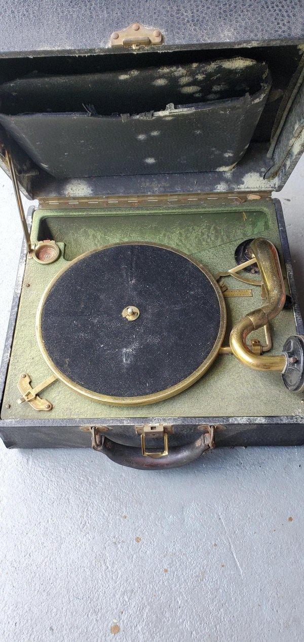 Старый граммофон, который я нашёл в подвале своего дома 1930 года постройки