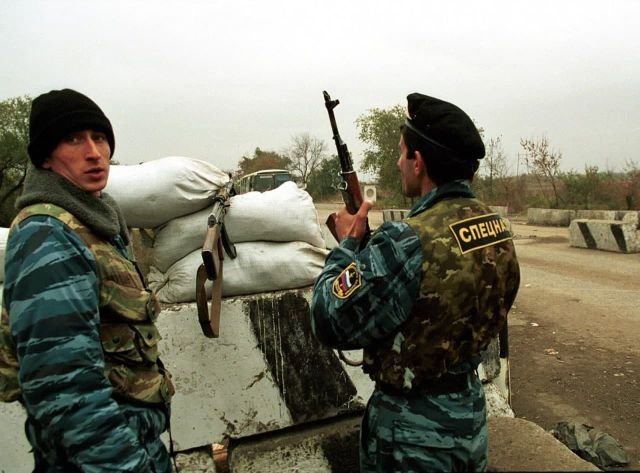 Войска МВД на пограничном блокпосту на границе Ингушетии и Чечни. 10 ноября 1999 года.