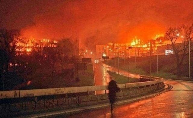 Горящий Белград после авиаудара авиации НАТО. Союзная Республика Югославия. 1999 год.