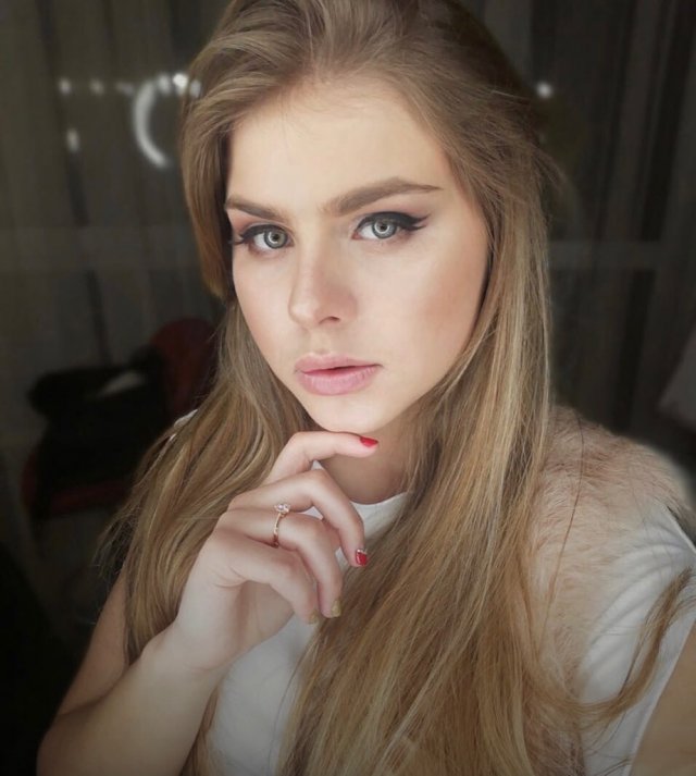 Алина - новая девушка Паши Техника, к которой он ушел после расставания с женой