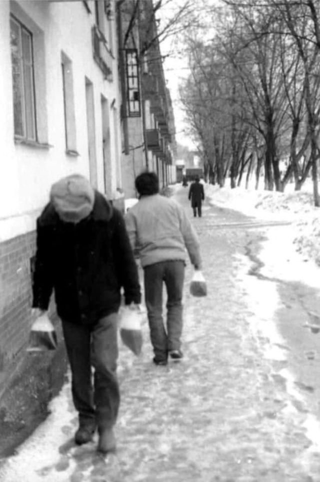 Транспортировка пива в полиэтиленовых пакетах. Казань, 1990 год.