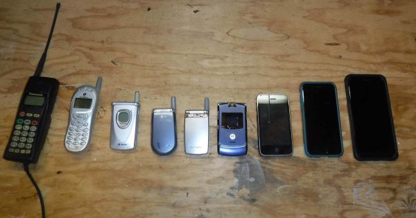 Мой дядя нашёл все свои старые сотовые телефоны за последние 20 с лишним лет