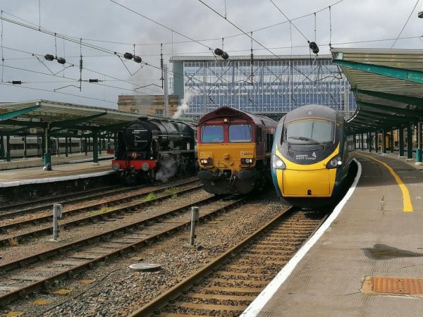 Три поколения локомотивов на одном фото