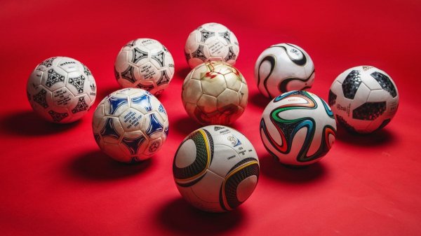Официальные мячи с разных чемпионатов мира по футболу