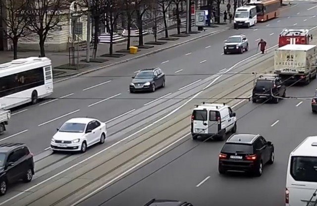 В Калининграде пожарные перекрыли улицу, чтобы пожилая женщина перешла дорогу