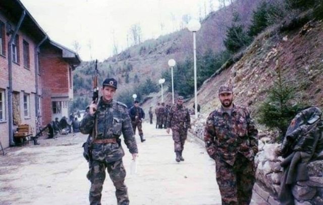 Албанские террористы из Армии освобождения Косова на захваченной заставе Кошаре. Апрель 1999 года.