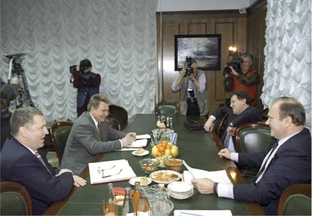 Руководители фракций перед началом работы второй Госдумы, январь 1996 года