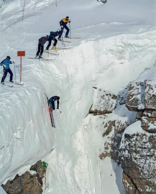 Лыжник–экстремал Даг Кумбс (Doug Coombs) спускается с отвесной скалы. Вайоминг, США, 1989 г.