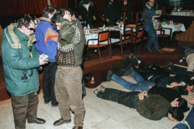 Сотрудники МУРа во время проверки документов у задержанных воров в законе в ресторане мотеля «Солнечный». Москва, декабрь 1992-го года.