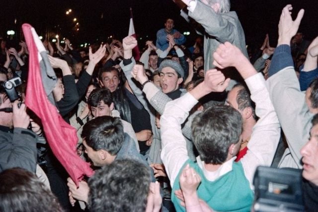 Грузины празднуют провозглашение независимости, 9 апреля 1991 г.
