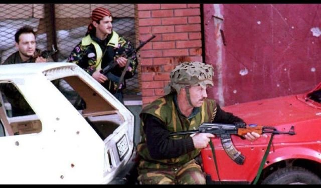 Боснийские солдаты ведут бой с сербами. Осада Сараево, 1993 год.