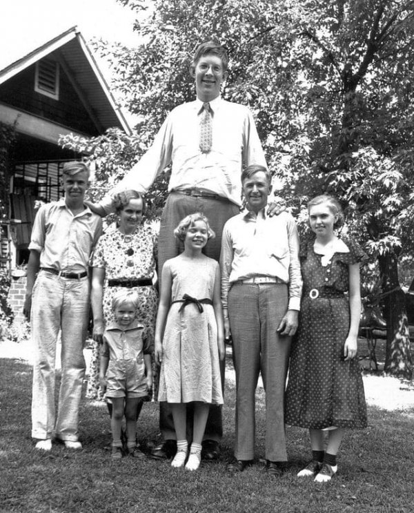 Роберт Уодлоу, самый высокий человек в истории, со своими родителями, братьями и сёстрами
