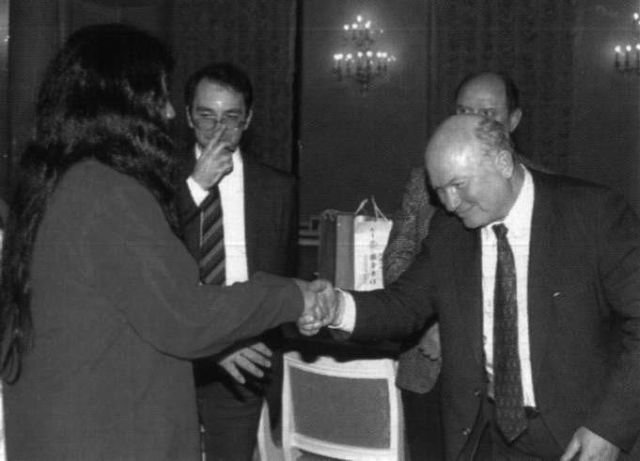 Лидер секты &quot;Аум Синрикё&quot; Сёко Асахара приветствует мэра Москвы Юрия Лужкова на открытии филиала секты. Москва, 1992 год.