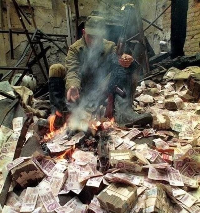 Солдат греется, Грозный, Чечня, 1995 год.
