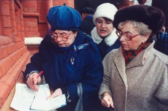 Уличная регистрация избирателей в поддержку кандидата Сергея Бабурина. Ноябрь 1993 года.