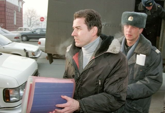 Военный журналист Григорий Пасько прибывает в суд во Владивостоке 21 января.