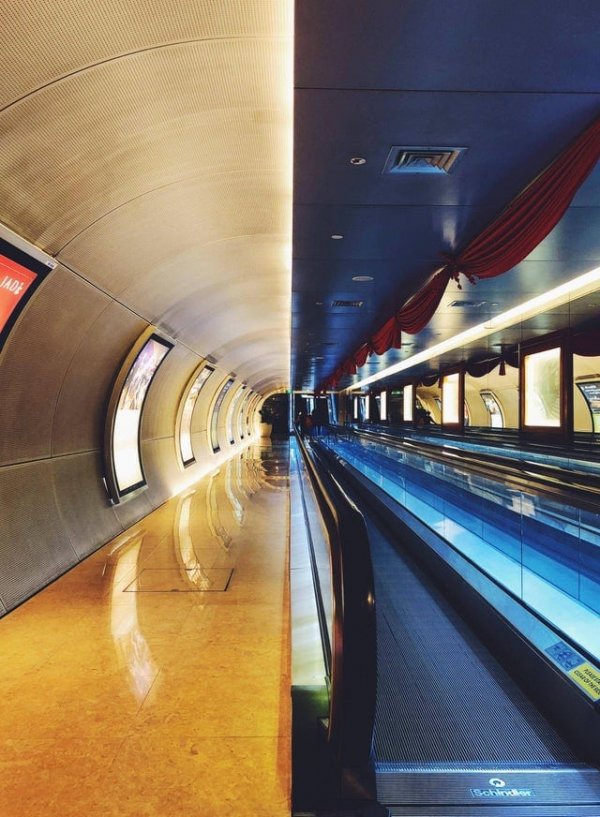 Снимок из метро как две разные фотографии