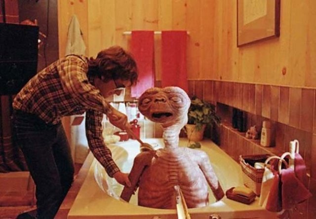 Режиссер Стивен Спилберг на съемочной площадке «Инопланетянина» (1982) с аниматронной инопланетной марионеткой