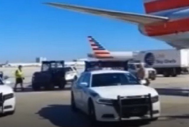 Нелегальный иммигрант спрятался в отсеке шасси самолета American Airlines и прибыл в США