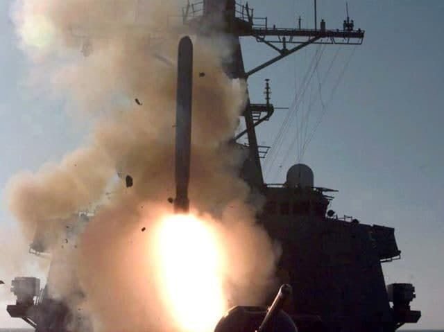 Запуск крылатых ракет Tomahawk с эскадренного миноносца США
